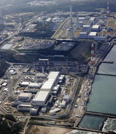 新潟県の東京電力柏崎刈羽原発。手前から５、６、７号機、奥手前から４、３、２、１号機＝２０２５年１１月