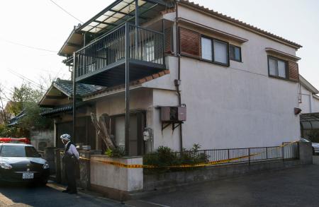 男性の遺体が見つかった大阪市西淀川区の住宅＝１９日午後３時３６分（表札を画像加工しています）