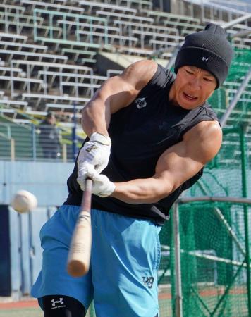 打撃練習するソフトバンク・柳田＝大分県佐伯市