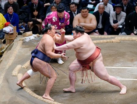 熱海富士に押し出される豊昇龍（左）＝両国国技館