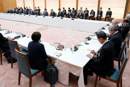 首相官邸で開かれた第３４次地方制度調査会の第１回総会＝１９日午後