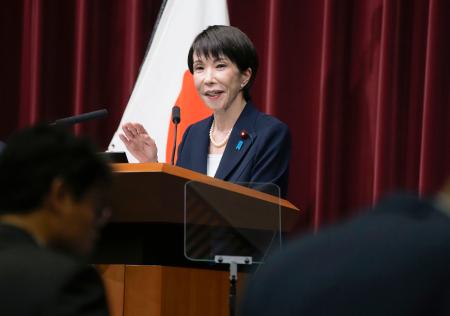 記者会見する高市首相＝１９日午後、首相官邸