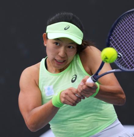 女子シングルス１回戦でプレーする内島萌夏＝メルボルン（ＡＰ＝共同）