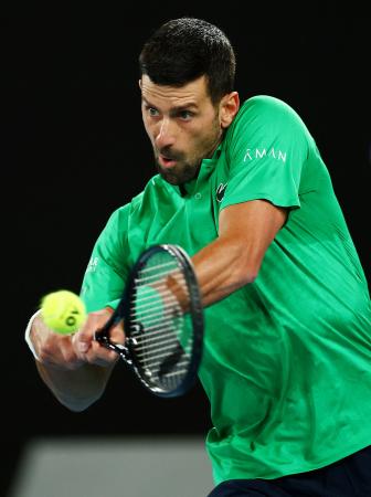 　男子シングルス１回戦でプレーするノバク・ジョコビッチ＝メルボルン（ロイター＝共同）