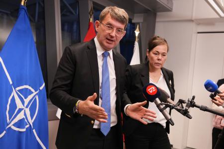 取材に応じるデンマークのポールセン国防相（左）＝１９日、ブリュッセル（ＡＰ＝共同）