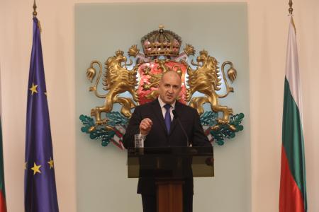 １９日、ブルガリアの首都ソフィアで、辞任を表明するラデフ大統領（ＡＰ＝共同）