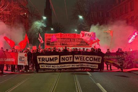 １９日、スイス・チューリヒで行われたダボス会議に反対するデモ（共同）