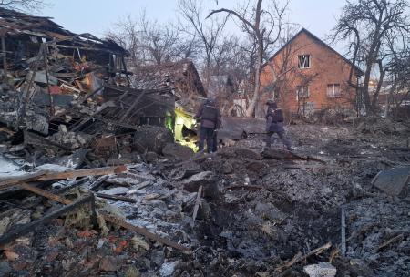 １９日、ロシアによる空爆現場で行われた捜索活動＝ウクライナ東部ハルキウ（ロイター＝共同）