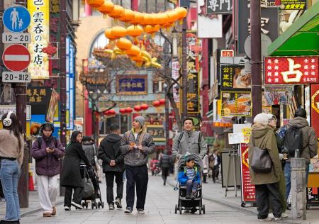 横浜中華街を訪れた外国人観光客ら＝２０日午前、横浜市