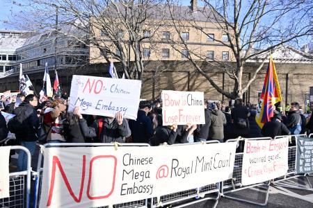 １７日、英ロンドンの王立造幣局跡地前で、中国大使館の移設に反対するデモの参加者（共同）