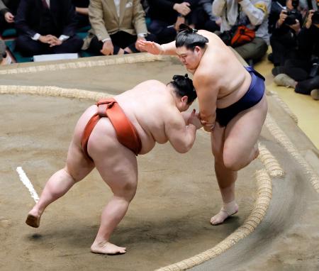 取り直しの一番で、大の里（右）が押し出しで熱海富士に敗れる＝両国国技館
