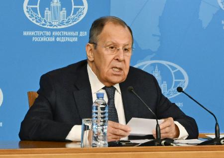 記者会見するロシアのラブロフ外相＝２０日、モスクワ（共同）