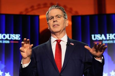 話をするベセント米財務長官＝２０日、スイス・ダボス（ＡＰ＝共同）