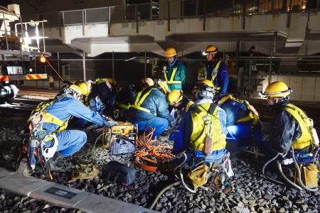　夜間に架線を張り替えるＪＲの作業員＝２０２５年１１月、東京都港区