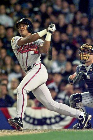 １９９６年１０月のワールドシリーズ、ヤンキース戦で本塁打を放つブレーブスのアンドリュー・ジョーンズ氏＝ニューヨーク（ＡＰ＝共同）