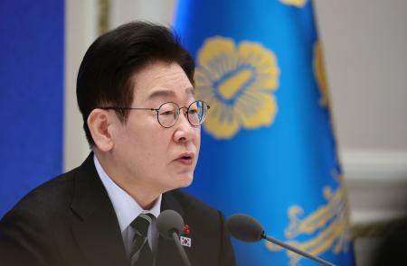 今年初となる記者会見で発言する韓国の李在明大統領＝２１日、韓国大統領府（聯合＝共同）
