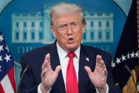 米ホワイトハウスで記者会見するトランプ大統領＝２０日、ワシントン（ＡＰ＝共同）