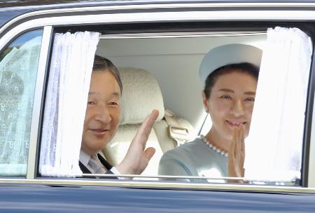 天皇、皇后両陛下＝昨年１２月、東京・元赤坂