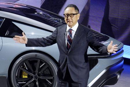 ２０２５年１２月、新型スーパーカー「ＧＲ　ＧＴ」などの発表会に登壇したトヨタ自動車の豊田章男会長＝静岡県裾野市の「ウーブン・シティ」