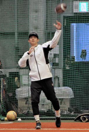 自主トレを公開したオリックス・曽谷＝大阪市此花区