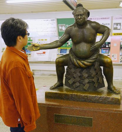 ＪＲ小岩駅の栃錦像＝東京都江戸川区