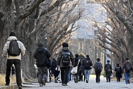 大学入学共通テストの会場に向かう受験生＝１７日、東京都文京区の東大
