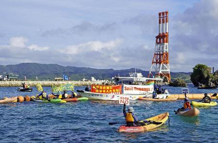 沖縄県名護市辺野古の沖合で、米軍普天間飛行場の移設計画に抗議する市民ら=2025年12月