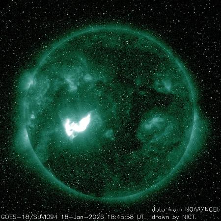 太陽フレア（中央左の明るい部分）を捉えた紫外線画像（米ＮＯＡＡ／ＮＩＣＴ提供）