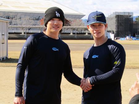 合同練習を行っているヤクルトの内山（右）と長岡＝宮崎県西都市