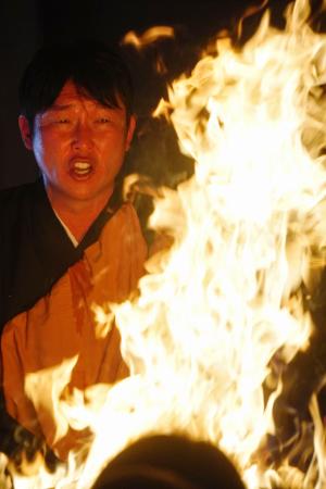 高野山清浄心院で恒例の護摩行に臨む広島の新井監督＝２１日、和歌山県高野町