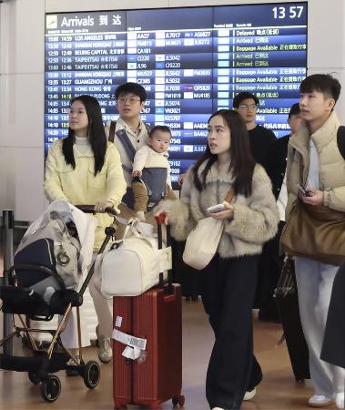 海外から羽田空港に到着した訪日外国人客ら＝昨年１１月
