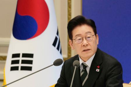 ２１日、記者会見で発言する韓国の李在明大統領＝ソウル（共同）