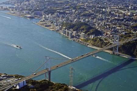 山口県下関市（奥）と北九州市門司区に架かる関門橋＝２０２２年１２月