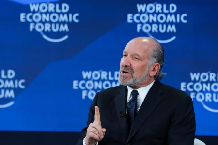 ２０日、スイスのダボス会議のセッションで話すラトニック米商務長官（ロイター＝共同）