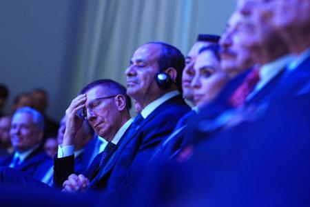 　ダボス会議でトランプ大統領の演説を聴く出席者ら＝２１日、ダボス（ＡＰ＝共同）