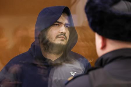 ２１日、モスクワの軍事裁判所に出廷したアフマドジョン・クルボノフ被告（タス＝共同）