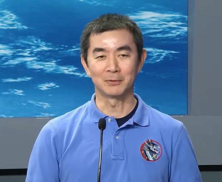 記者会見する宇宙飛行士の油井亀美也さん＝２１日、米テキサス州のジョンソン宇宙センター（ＮＡＳＡの中継映像から・共同）