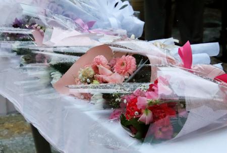 受験生の死亡事故から１年となり、現場付近の献花台に手向けられた花束＝２２日午前、福島県郡山市