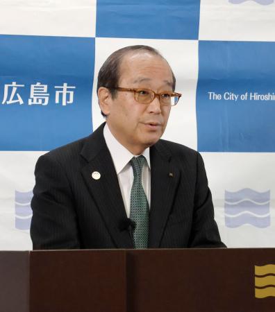 記者会見する広島市の松井一実市長＝２２日午前、広島市役所