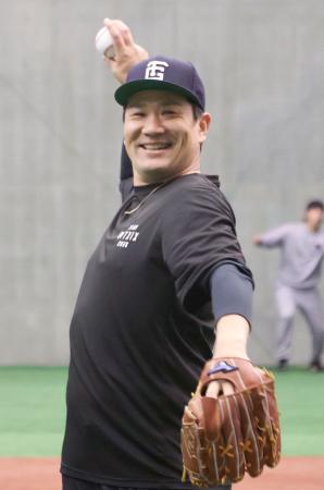 練習を公開し、笑顔でキャッチボールをする巨人・田中将＝川崎市のジャイアンツ球場