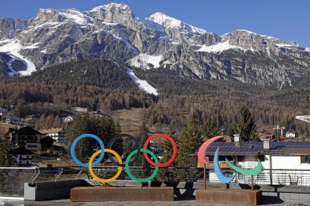 積雪の少ないコルティナダンペッツォ市内に掲げられた五輪とパラリンピックのモニュメント＝２０２５年１２月