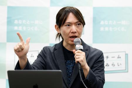 記者会見で衆院選の公約を説明するチームみらいの安野党首＝２２日午前、東京都港区