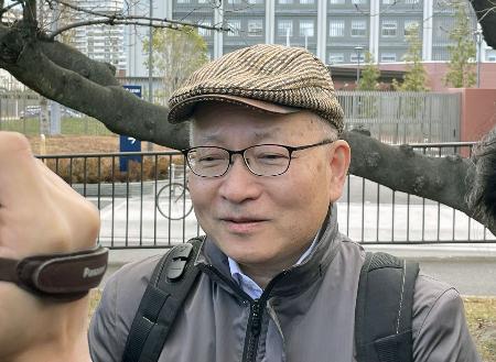 取材に応じる宗教学者の桜井義秀北海道大特任教授＝２２日午前、大阪市都島区