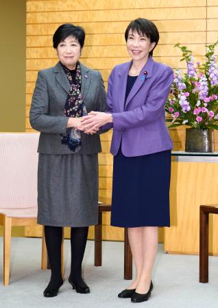握手する高市首相（右）と東京都の小池百合子知事＝２２日午前、首相官邸