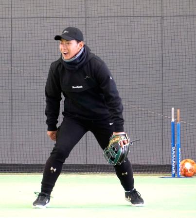 守備練習するソフトバンク・今宮＝福岡県宮若市