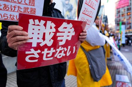 東京・ＪＲ渋谷駅前で抗議活動をする人たち＝２２日午後