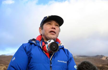 取材に応じる運輸安全委員会の田上啓介主管調査官＝２２日午後、熊本県阿蘇市