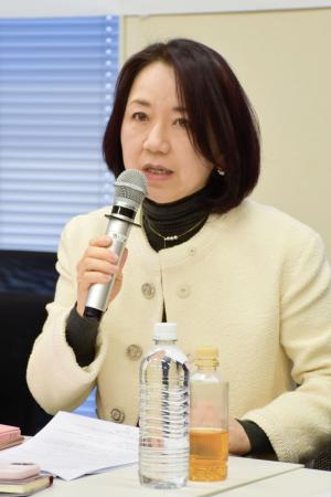 提訴後に記者会見する作家の深沢潮さん＝２２日午後、東京都千代田区
