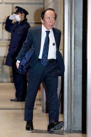 金融政策決定会合に出席するため、日銀本店に入る植田総裁＝２２日午前（代表撮影）