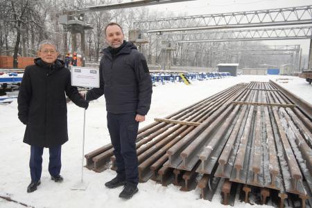 供与された日本製レールの前に立つ国営ウクライナ鉄道のオレクサンドル・ペルツォフスキー総裁（右）と中込正志駐ウクライナ大使＝２２日、ウクライナ・キーウ（共同）